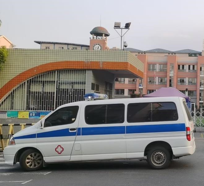 开平救护车出租护送骨折病人一公里多少钱